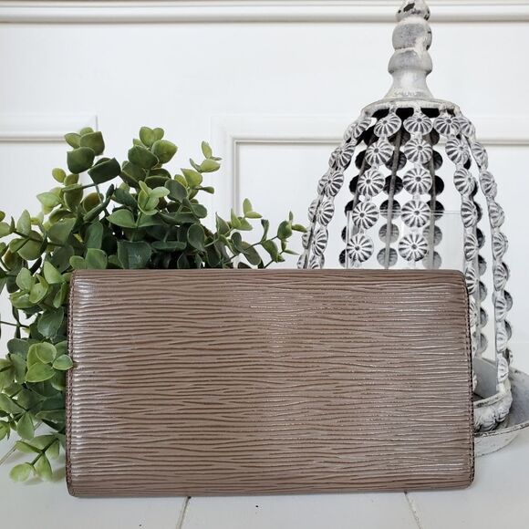 Louis Vuitton Gray Epi International Wallet - Picture 2 of 16